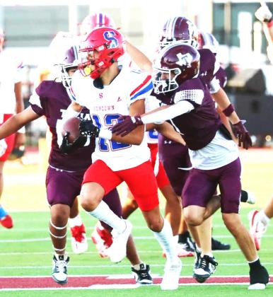 Sundown Roughneck Angel Landa rushes through heavy Hornet traffic. (Sundown ISD photo)