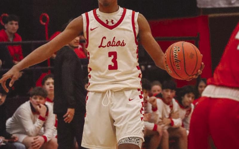 LEADER - Levelland Lobo Eryk Jones communicated the play to his teammates in their contest against the Sweetwater Mustangs last Tuesday at home. (Staff photo by Aalijah Solliz)