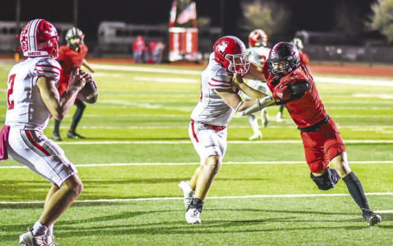 GET AROUND - Levelland Lobo Jake Potter got around his block this past Friday against the Perryton Rangers at home during district play. (Staff photo by Dom Puente)