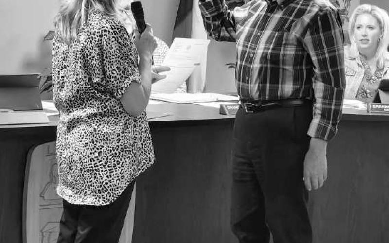 RETURN TO COUNCIL - Levelland’s Max Ledesma was sworn in by City of Levelland City Secretary Andrea Corley Monday evening during a regular meeting. Ledesma is replacing former City Council member Mary Engledow for District B. Ledesma will be serving a twoyear term. (Staff Photo by Dom Puente)
