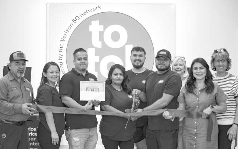 TOTALLY GRAND – This past Friday, Total Wireless celebrated the grand opening of their Levelland store located on 207 College Avenue. Pictured from left to right are: Freddy Ruiz, Leslie Vizcarra, Zael Rodriguez, owners Isaac Hinojosa and Monica Villegas, Xavier Garza (back) Donna Wheeler, Lauren Batencourt and Mary Siders. (Staff photo by Jentezen Smith)