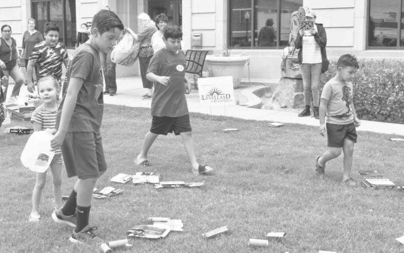 LOOKING FOR TRASH- Community children participated in the Hockly County Library Summer Reading Program that was presented by the Chamber Of Commerce this past week. Children collected trash and learned about recycling to make art projects from the trash they collected on Wendesday. (Staff photo by Emily Campos)
