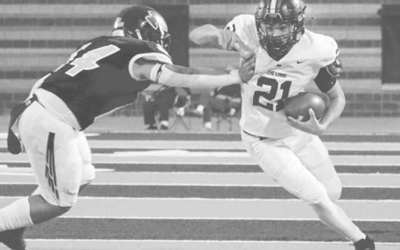 TIPTOE - Jake Potter ran down the sideline trying to stay in bounds last Friday against the Pecos Eagles in the team’s win. (Staff photo by Aalijah Soliz)