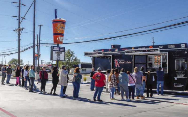 TEAAND LOBSTER – Customers waited in line to order from Lubbock’s Cousins Maine Lobster food truck on Wednesday that was visiting the HTeaO on College Avenue in Levelland. (Staff photo by Evin Thomas)