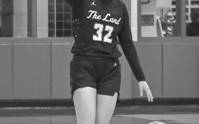 SEEINGTHE COURT - Levelland Loboette Emery Smith moved her offense on the court during the team’s first playoff game against Brownwood this past Monday night. (Staff photo by Aalijah Soliz)
