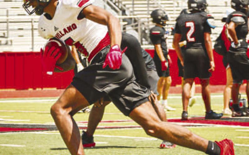 FULL SPRINT - Levelland Lobo Eryk Jones caught the ball during receiver drills and turned upfield this past Thursday. (Staff photo by Aalijah Soliz)