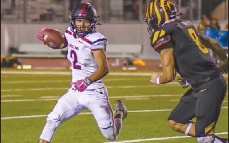 OPEN FIELD - Levellands’ Noah Tienda produced on of the postitive plays for the Lobos as he took the handoff from the running back position against the Snyder Tigers for hard fought yards in the fourth quarter. The Lobos will face Lubbock High at home at 7 p.m. (Staff photo by Dom Puente)