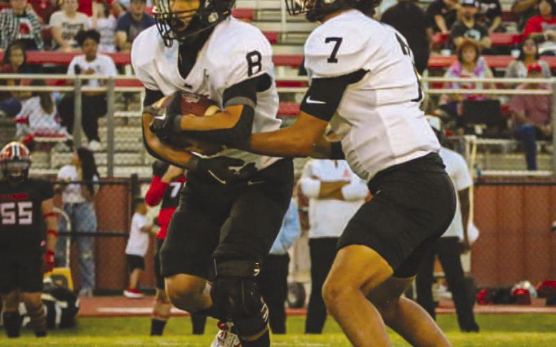 READ - Levelland Lobo Boston Winfield read the defense during a run play when he handed off the ball to running back Ricky Rodriguez this past Friday during their contest against Brownfield. (Staff photo by Aalijah Soliz)