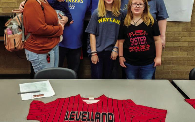 KLOSE SIGNS- Levelland Lobo baseball player Blake Klose signed with Wayland Baptist this week at Levelland High School. Pictured from left to right are: Rylee Edgett, Olivia Edgett, Kevin Klose, Blake Klose, Aubree Klose, Kristin Klose and Aubree Klose. (Staff Photo by Dom Puente)