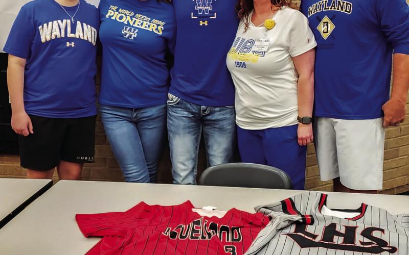 BOGGS SIGNS- Levelland Lobo baseball player Carson Boggs signed with Wayland Baptist this week at Levelland High School. Pictured from left to right are: Braxton Boggs, Shonna Blair, Carson Boggs, Joni Boggs and Mark Boggs. (Staff Photo by Dom Puente)