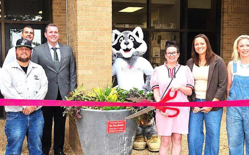 Amber Brooks Wisdom &amp;amp; Ashley Brooks Vineyard — in memory of their father, Joe Dee Brooks. (front, left to right) Mary Siders, Donovan Munoz, Ashley Brooks Vineyard, Amber Brooks Wisdom, Mayor Breann Buxkemper, Angie Covarrubias, (back) Dr. Don Heseman, Sid Gerber, Craig Black and Litter Critter.