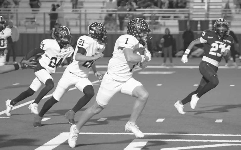 BURNERS - Levelland Lobo Kaden Brogden outran the Seminole defense during the team’s game against the Indians in Denver City this past Thursday. (Staff photo by Dom Puente)