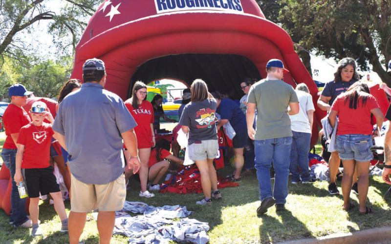 ROUGHNECK T-SHIRTS- The Sundown ISD Booster Club participated in the Oil Patch Day event on Saturday at the Sundown City Park. The group sold Sundown t-shirts to help raise money, to promote and support school programs and student interest groups. (Staff photo by Emily Campos)