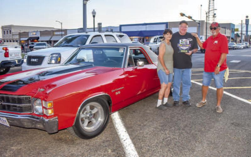 1971 ELCOMINO- The Thunder on the Plains Cruise was held Friday around Levelland. Awards were handed out for best looking cruisers. Pictured is Carl and Karen Owens with their award. (Photo courtesy of Emily Campos)