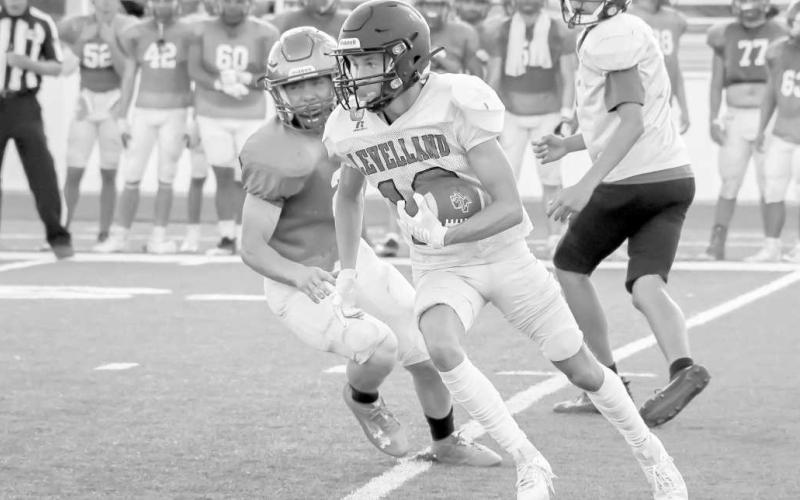 UPFIELD - Levelland running back Kysen Niblett ran the ball during Levelland’s scrimmage against Idalou last Friday to solitify the run game that the Lobo offense is trying to instill. The Levelland Lobos will have one more scrimmage against Big Springs before their season starts. (Staff photo by Dom Puente)