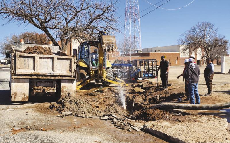 WATER LINE REPAIR - The Cityof Levelland Water Department were busy Friday morning as they worked to uncover a busted water line on Avenue J between Houston and Austin Street. The crew addressing the line worked through the day to make the necessary repairs. (Staff photo by Dom Puente)