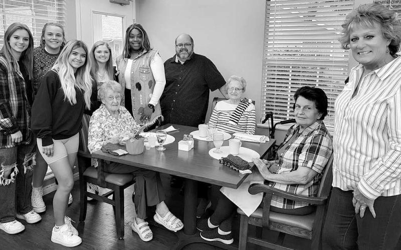 Las Fidelis Study Club hosts Christmas meeting