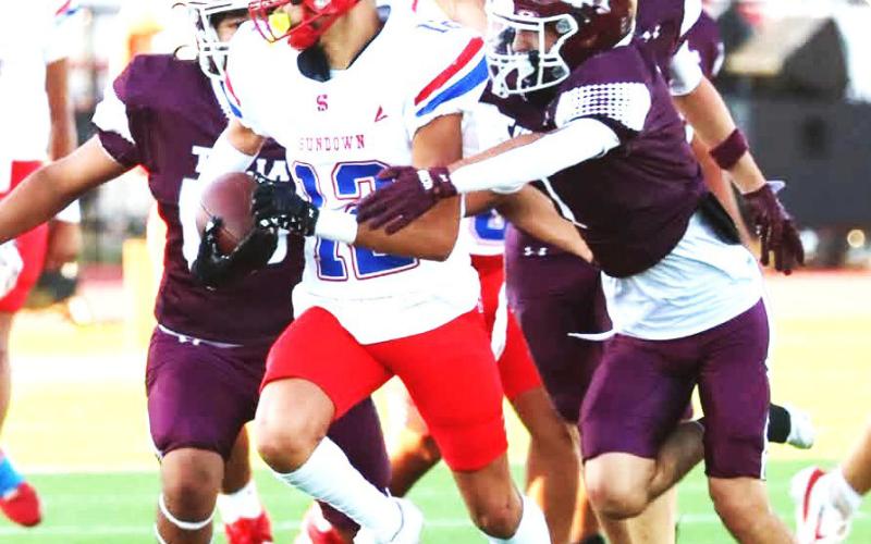 Sundown Roughneck Angel Landa rushes through heavy Hornet traffic. (Sundown ISD photo)