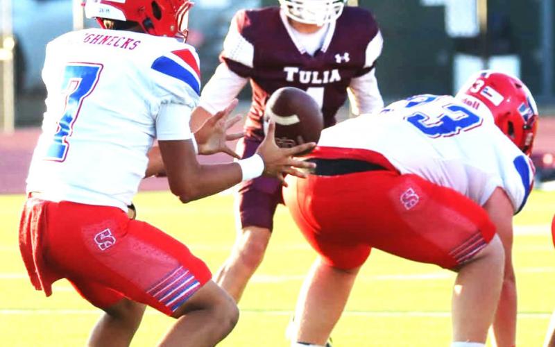 S undown Roughneck Marco Landa picks up a hike against Tulia. (Sundown ISD photo)