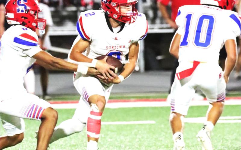S undown Roughneck Corey Goodman on the handoff. (Sundown ISD photo)