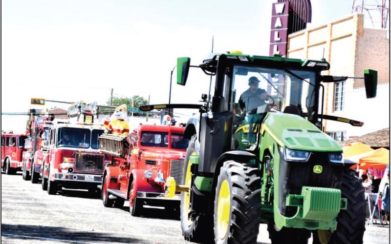 HERE COMES THE PARADE— The second annual Falling for the Wallce featured a downtown parade on Saturday. The parade had tractors, classic cars and the Levelland ISD marching band. The parade kicked off a day full of activities for the community. (Staff photo by Lynda Work).