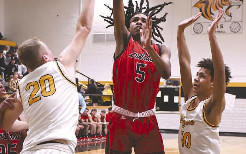 PAINT WORK- Lobo Tae Jones showed off his touch in the paint. Levelland came up short on the road in Snyder 49-43.The loss moved the Lobos to 13-13 overall and 3-2 in district. Levelland will host Estacado Friday. (Staff Photo by Dom Puente)