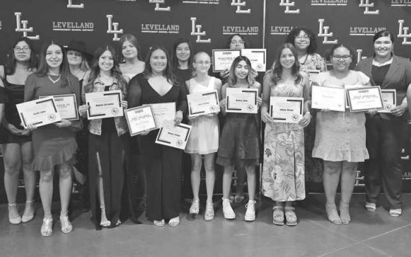 GIRLS POWERLIFTING - Levelland Loboettes Avani Lopez and Maria Erriguin both earned New Comer, Malaya Tienda earned MVP and Emmina Collins earned Most Improved. Pictured above is the Girls Powerlifting Team. (Photo courtesy of Levelland ISD)