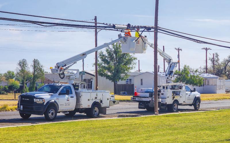 FIBER LINE WORK - Kinetic has continued to work on their fiber connection lines throughout the community of Levelland. Pictured is a Kinetic crew that has been working on lines along 4th Street. (Staff photo by Dom Puente)