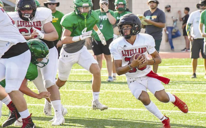 QUICK CUTS - Levelland running back Boston Winfield ran behind his offensive line during Levelland’s away scrimmage against the Idalou Wildcats on the road. (Staff photo by Dom Puente)