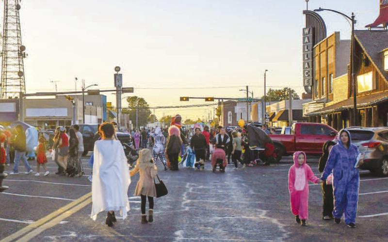 TRUNK OR TREAT 2024 - Levelland Main Street along with the Levelland Noon Lions Club hosted their annual Trunk or Treat event Thursday evening in downtown Levelland. Community members were encouraged to do some trick-or-treating around the square as it offered a safe area to get free candy, play games and wear costumes. A haunted house was also an attraction during the event. Dozens of vendors were in attendence to offer candy. (Staff photo by Evin Thomas)