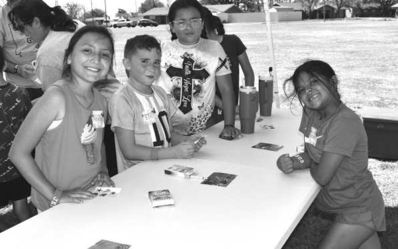 PARK FUN - The Oasis Church in Levelland held a community event Wednesday at the Kuaufman Park. Pictured is Kaylee Garza, Eli Maldonado, Ava Galarza Mireya Cabezuela and Michele Forest. (Staff photo by Emily Campos)