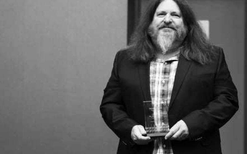 Dr. Morri Hartgraves receives excellence award
