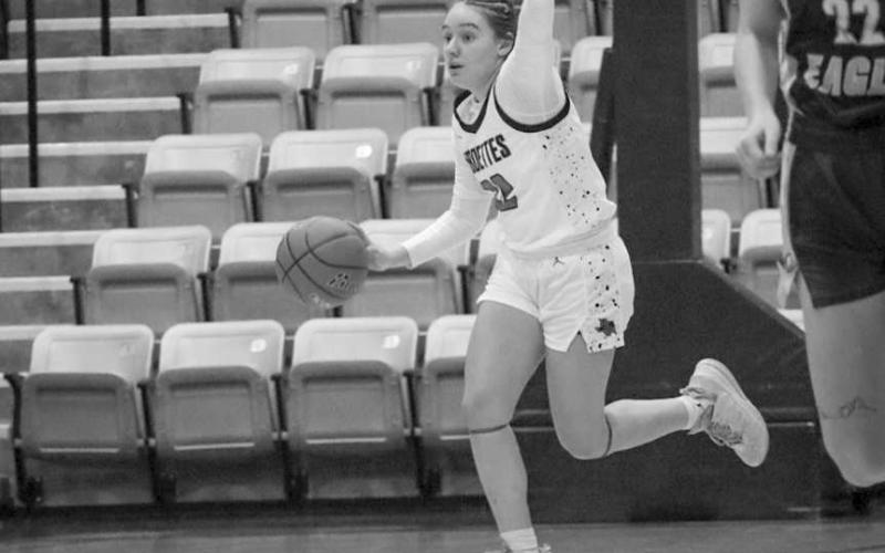 DIRECTING TRAFFIC - Levelland Loboette Presley Smith communnicated with her team down the court to get the offense set during the team’s game in the Andrews Tournament. (Staff photo by Aalijah Soliz)