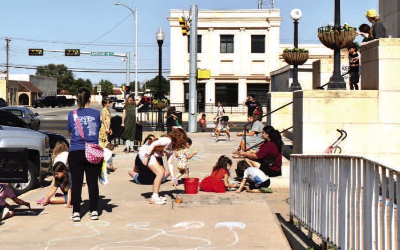 CHALK DAY – Youth participate in the Hockley County Library Chalk Day this past Wednesday. Attendees had fun drawing and playing games with chalk. (Staff photo by Ada Niederhauser)