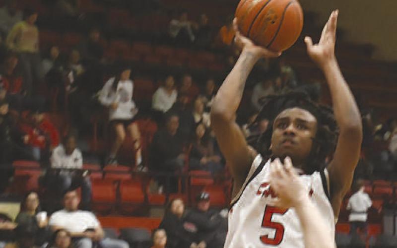 DOUBLE FIGURES- Taeshaun Jones led the Levelland Lobos with 13 points in a 62-27 high school boys’ basketball win over San Angelo Lake View last Friday. The Lobos will be in Snyder on Friday for a 7:30 p.m. game. (Photo Courtesy of Jay Kelley)