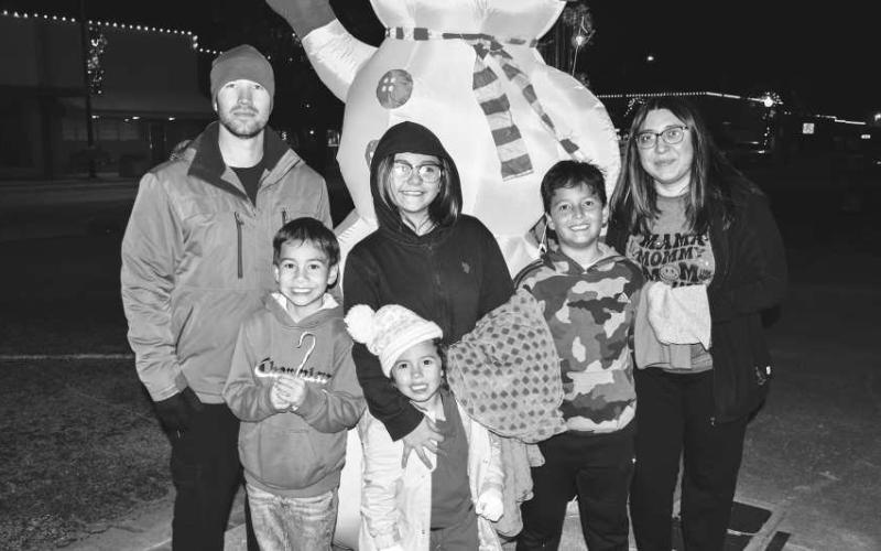 FULL GROUP – From left, Cody, Nehemiah, Bobbie, Eliana, Jason and Marissa smiled after their meeting with Santa at the Hockley County Courthouse lawn during Levelland’s Christmas on the Square event Dec. 5. (Staff photo by Evin Thomas)