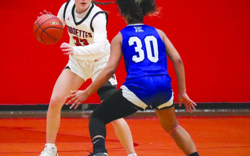1 ON 1 - Levelland Loboette Presley Smtih was isolated against her matchup during the team’s game against Estacado at home. (Staff photo by Aalijah Soliz)