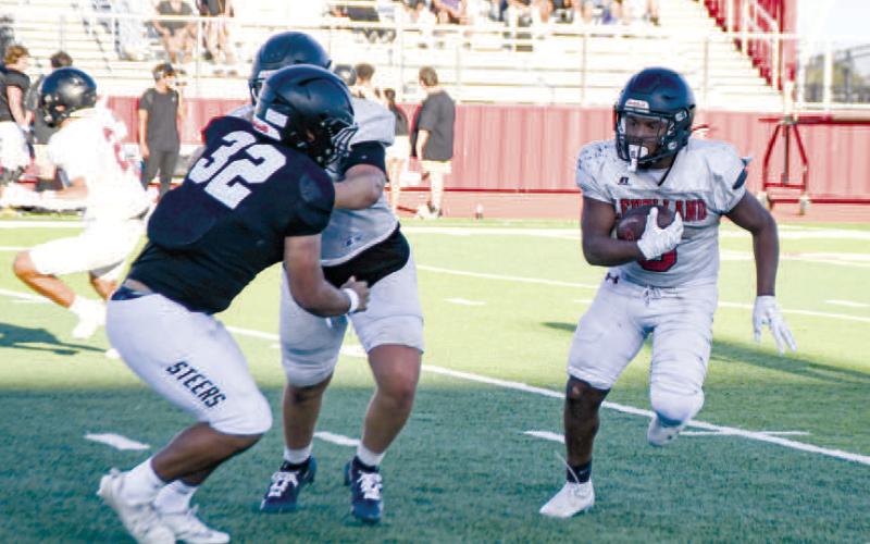 ON THE RUN – Sophomore running back Noah Martin takes the carry and rushes the football for Levelland during a scrimmage against Big Spring this past Thursday at Lobo Stadium. (Photo by Jentezen Smith)
