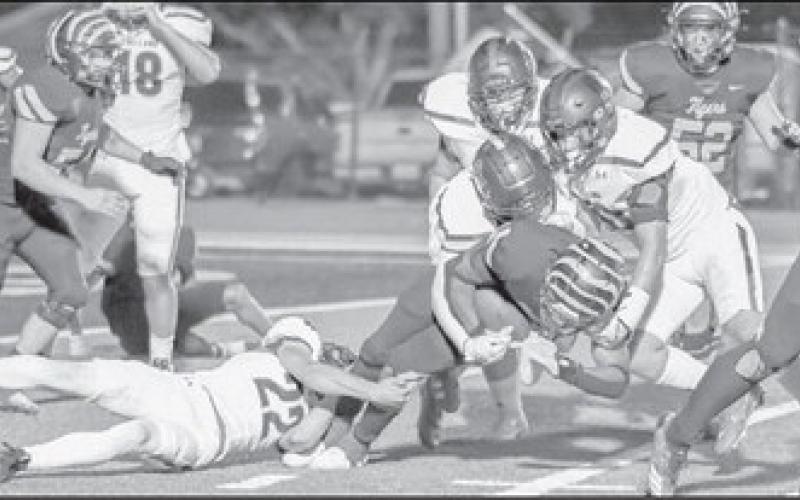 GROUPTACKLE - The Levelland Lobo defense rallied to the ball to make the tackle on the ball carrier in their loss to the Snyder Tigers 30-0, on the road. (Staff photo by Aalijah Soliz)