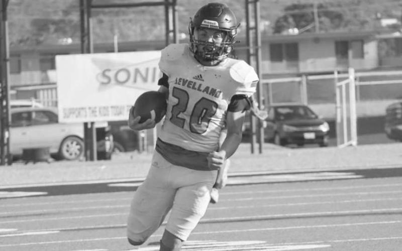 OUTSIDE RUN - Levelland Lobo Jake Potter ran the ball to the outside where he got into open space to rip off a big chunk of yardage this past Thursday against the Big Spring Steers. (Staff photo by Aalijah Soliz)