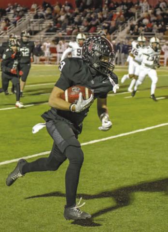 MAKING BIG PLAYS - Lobo Kysen Niblett found open space after a sure-handed grab during the Lobos matchup against the Liberty Patriots. The Lobos will be facing off against the Seminole Indians, Thursday in Denver City with a kickoff time of 7 p.m. (Staff photo by Dom Puente)