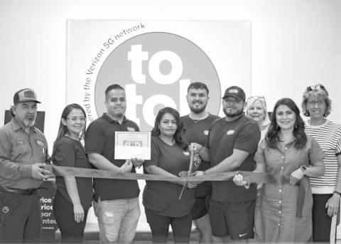 TOTALLY GRAND – This past Friday, Total Wireless celebrated the grand opening of their Levelland store located on 207 College Avenue. Pictured from left to right are: Freddy Ruiz, Leslie Vizcarra, Zael Rodriguez, owners Isaac Hinojosa and Monica Villegas, Xavier Garza (back) Donna Wheeler, Lauren Batencourt and Mary Siders. (Staff photo by Jentezen Smith)