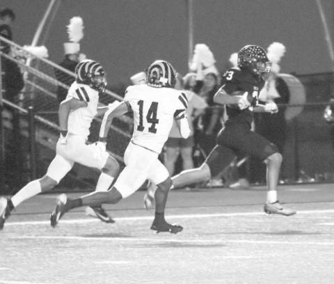 TOO FAST - Lobo Gage Potter outran the defense for his touchdown catch last Friday against the Tigers at home for their last non-district matchup. (Staff photo by Aalijah Soliz)
