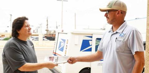 READY FOR CHANGE— Pictured are Katie Ervin and postal carrier Jeremy Ladd exchanging an issue of the Levelland &amp; Hockley County News-Press. Starting Wednesday, September 10, all newspapers will be delivered to subscribers by the post office. (Staff photo by Hannah Woodrum).