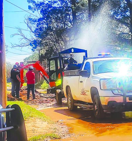 WATER LEAK - The City of Levelland had a small crew working on a water leak in the alleyway near the intersection of Darrell Street and Badger Avenue. The crew had the leak repaired within a few hours and minimal interruption for community members within the area. (Staff photos by Emily Campos)