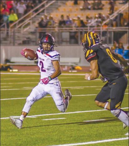 OPEN FIELD - Levellands’ Noah Tienda produced on of the postitive plays for the Lobos as he took the handoff from the running back position against the Snyder Tigers for hard fought yards in the fourth quarter. The Lobos will face Lubbock High at home at 7 p.m. (Staff photo by Dom Puente)