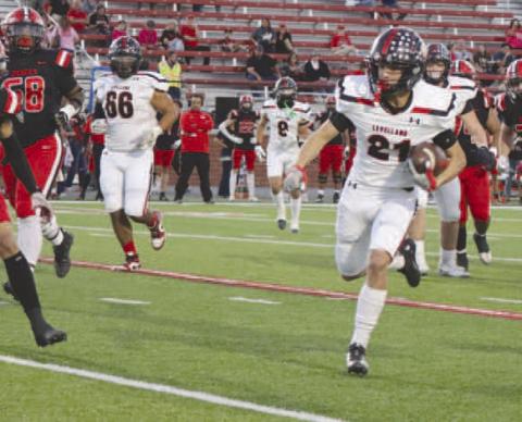 WIDE OPEN - Levelland running back Jake Potter got in the open field during the teams game against the Borger Bulldogs where he busted the defense open. (Staff photo by Aalijah Soliz)