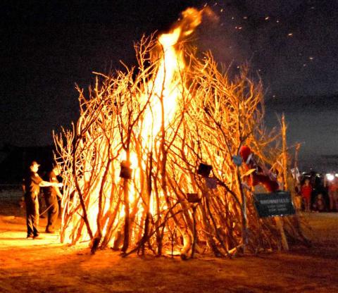 BONFIRE- Levelland firefighters lit the homecoming bonfire on Wednesday night at the My Hometown Revival . The evnet allowed community memebrs to come out and support the Lobos. The event had food trucks, a pep rally and ended with a bon fire. (Staff photo)