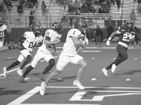 BURNERS - Levelland Lobo Kaden Brogden outran the Seminole defense during the team’s game against the Indians in Denver City this past Thursday. (Staff photo by Dom Puente)