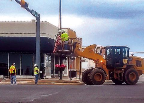 HOLIDAY WRAP-UP - City of Levelland crews were scene taking down the lighted Christmas decorations that placed on various light poles through the busy roadways such as College Avenue and Avenue H. (Staff photo by Emily Campos)